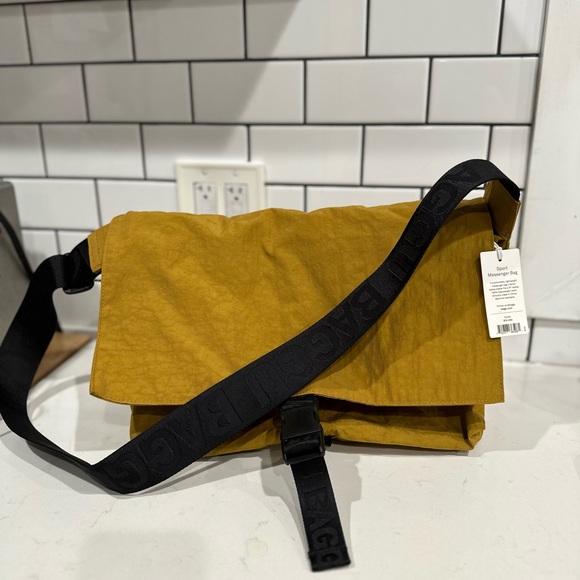 BAGGU Handbags - BRAND NEW W/ TAGS RARE Baggu Sport Messenger